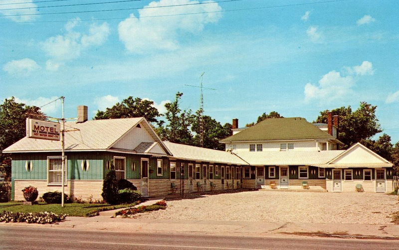 Cedar Motel (Bennett Motel, Clarks Motel) - Vintage Postcard